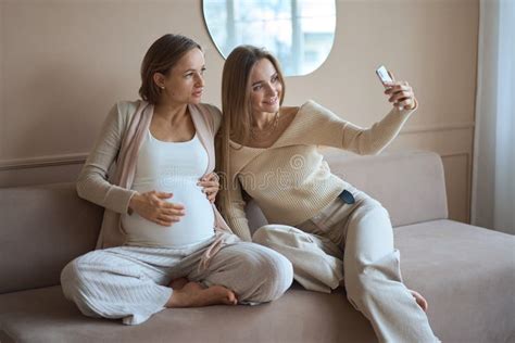 lesbiche incinta|1.591 Lesbian Pregnancy Stock Photos, High